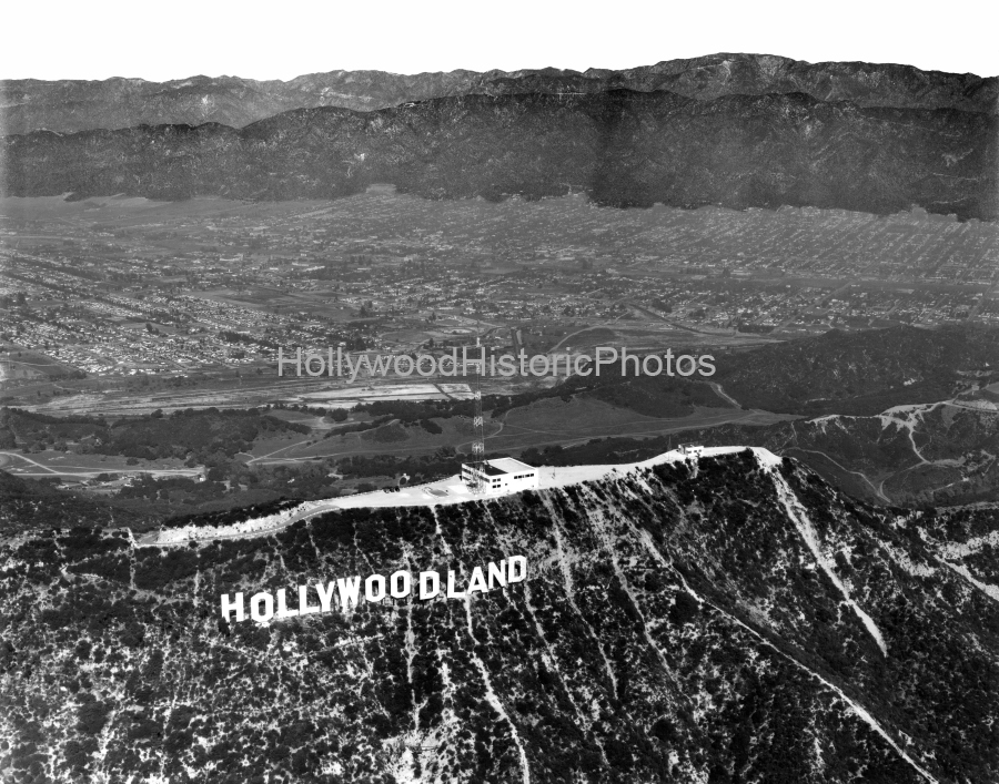 Hollywoodland 1949 Burbank background wm.jpg